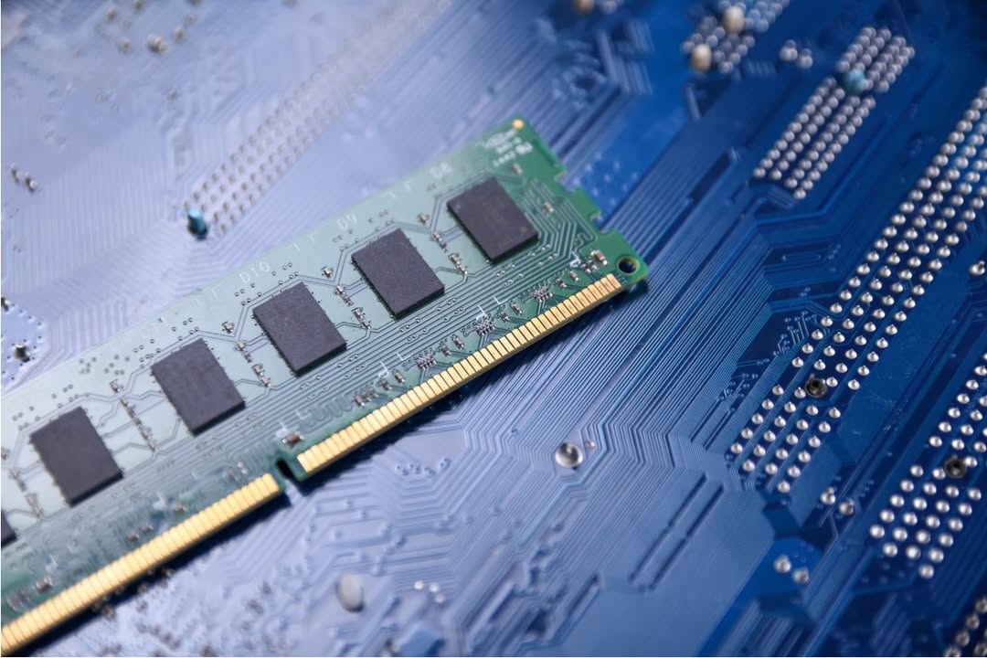 New Phoenix RowHammer attack cracks open DDR5 memory defenses in minutes

- Phoenix RowHammer variant affects DDR5 desktop systems, bypassing all known mitigations on SK Hynix chips
- Attackers can gain root access and steal RSA keys within minutes using default system settings

https://www.techradar.com/pro/security/new-phoenix-rowhammer-attack-cracks-open-ddr5-memory-defenses-in-minutes